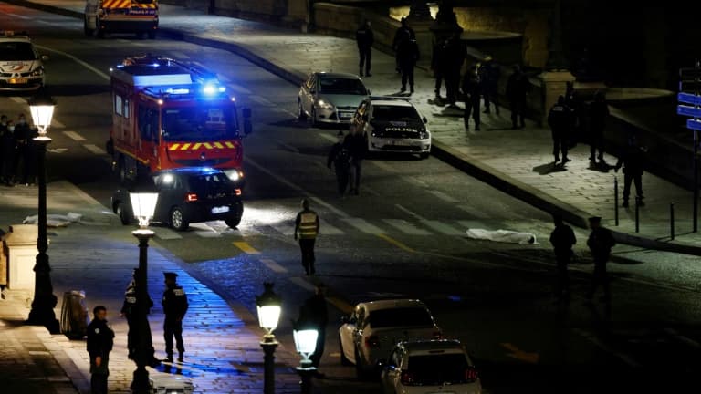 Investigation de la police sur les lieux où deux personnes ont été tuées par la police à Paris sur le Pont Neuf le 25 avril 2022 
