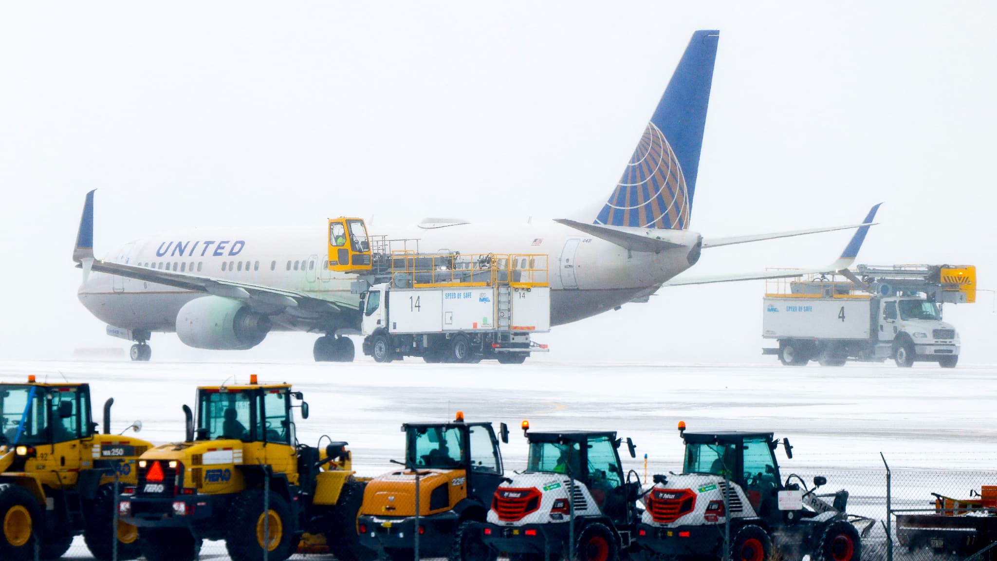 Des centaines de vols étaient reportés ce mercredi 22 février en raison de la neige qui recouvre une large partie du sol américain, ici sur une piste de l'aéroport de Denver, dans le Colorado