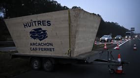 Des ostréiculteurs tiennent un barrage filtrant sur l'A660 pour demander des aides financières à l'État, après la contamination au norovirus qui a touché les coquillages fin 2023, le 5 février 2024, à Biganos, en Gironde