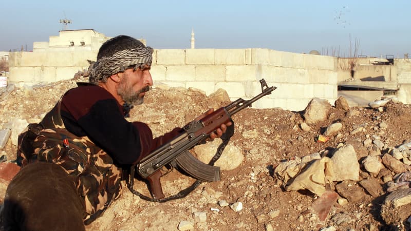 Un rebelle syrien surveille une position à Alep, le 7 janvier, pendant les affrontements avec les jihadistes de l'État islamique d'Irak et du Levant.