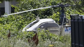 L'hélicoptère dans lequel s'est échappé Redoine Faïd retrouvé incendié. - GEOFFROY VAN DER HASSELT / AFP