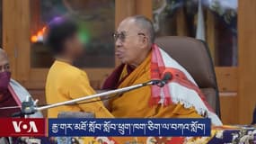 Le Dalaï Lama proposant à un enfant de lui "sucer la langue"