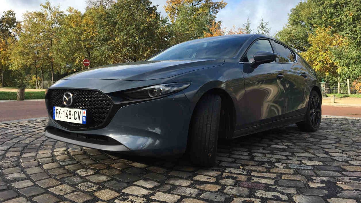 La Mazda 3 mesure 4,46 mètres de long, ce qui la range dans la catégorie des grandes compactes. Elle peut facilement servir de familiale. La Mazda 3 mesure 4,46 mètres de long, ce qui la range dans la catégorie des grandes compactes. Elle peut facilement servir de familiale.
