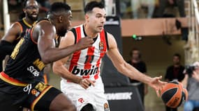 Yakuba Ouattara de Monaco face à Kostas Sloukas de l'Olympiacos, à Monaco, le 10 janvier 2023