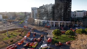 Des pompiers inspectent les conséquences d'un gigantesque incendie qui a ravagé hier un immeuble résidentiel de plusieurs étages, tuant au moins quatre personnes, à Valence, le 23 février 2024.