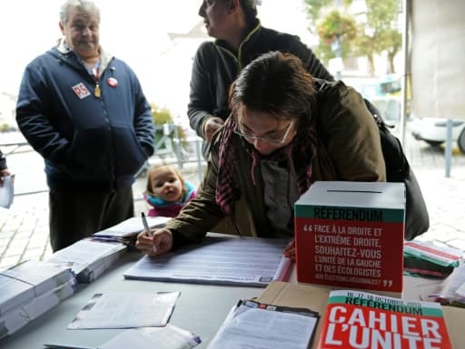 Une femme vote au référendum organisé par le Parti socialiste le 16 octobre 2015 à Anzin, dans la banlieue de Valenciennes (Nord)