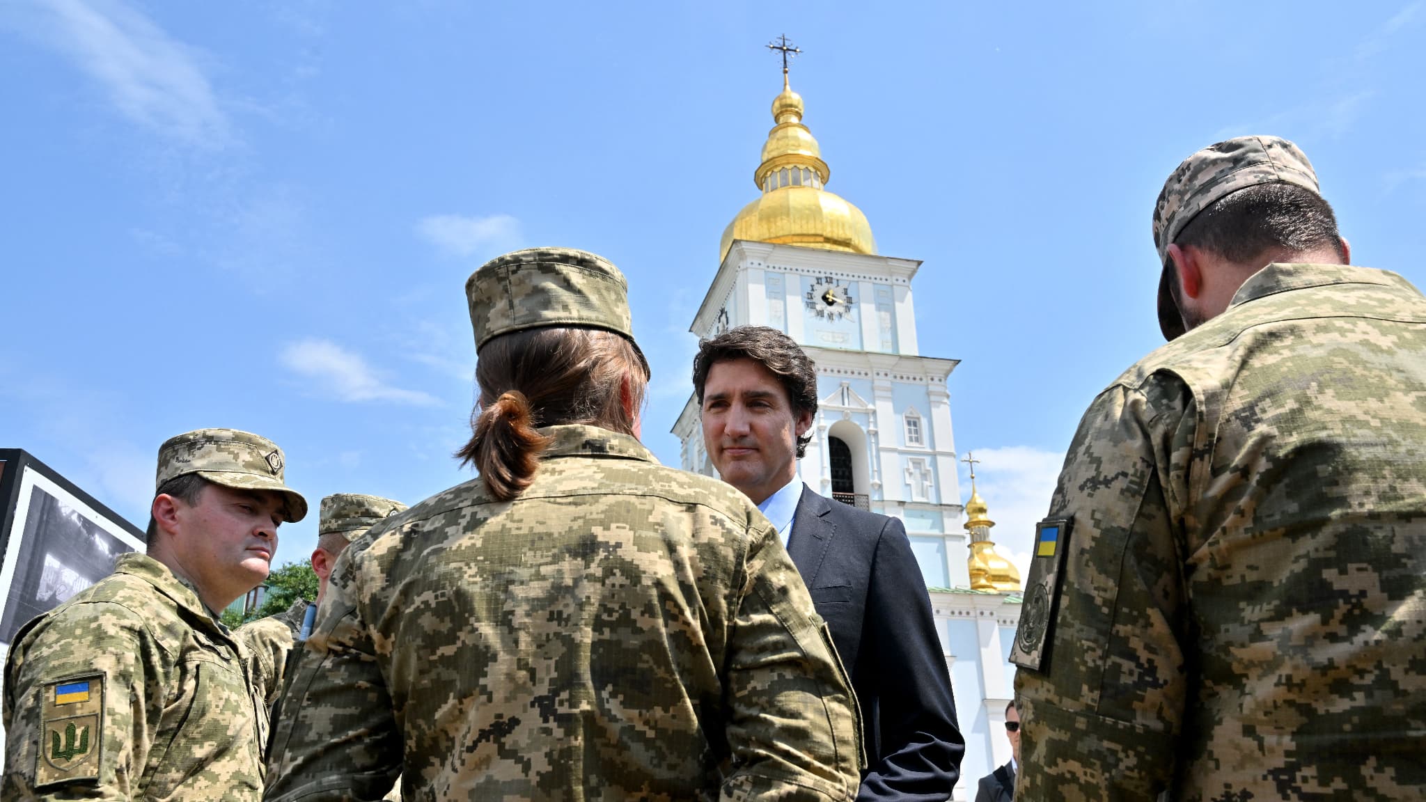 Justin Trudeau rencontre des soldats ukrainiens place Saint-Michel, à Kiev, le 10 juin 2023
Justin Trudeau rencontre des soldats ukrainiens place Saint-Michel, à Kiev, le 10 juin 2023