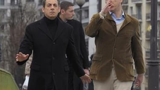 Le directeur de campagne de Nicolas Sarkozy, Guillaume Lambert (à droite), a écrit au Conseil supérieur de l'audiovisuel (CSA) vendredi pour l'inviter à décompter du temps de parole de François Hollande les interventions des syndicats qui se sont exprimés