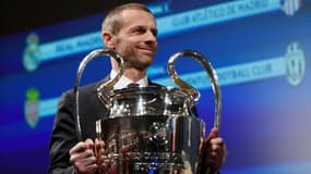 Le président de l'UEFA Aleksander Ceferin brandit le trophée de la Ligue des champions lors de la cérémonie du tirage au sort à Nyon, le 21 avril 2017 