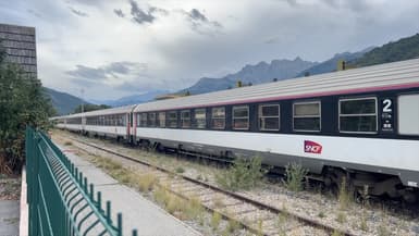 Un train de la SNCF dans les Alpes du Sud