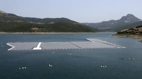 Une installation solaire photovoltaïque flottante sur le barrage de l'Oued Rmel, faisant partie d'un parc solaire installé près du port Tanger Med, dans la province de Fahs-Anjra, au Maroc, le 7 août 2025. 