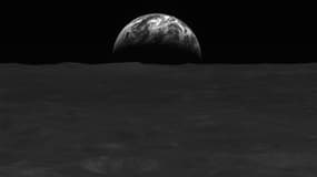 Une image en noir et blanc de la surface lunaire et de la Terre prise par l'orbiteur lunaire sud-coréen Danuri, le 31 décembre 2022.