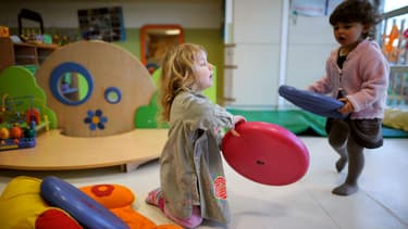 Des enfants jouent dans une crèche parentale à Paris, le 6 avril 2010. Photo d'illustration.