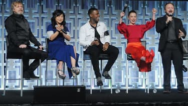Mark Hamill, Kelly Marie Tran, John Boyega, Daisy Ridley et Rian Johnson lors de la convention "Star Wars" à Orlando, le 14 avril 2017