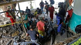 Les pompiers et sauveteurs tentent de porter secours aux mineurs disparus de Neira (Colombie) le 27 mars 2021