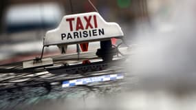 Violemment agressé par des passagers la semaine dernière, le chauffeur de taxi parisien est mort ce jeudi.