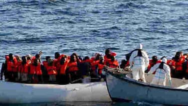 Des membres de la marine italienne viennent en aide à des migrants au large de la Méditerranée, le 27 mai 2016