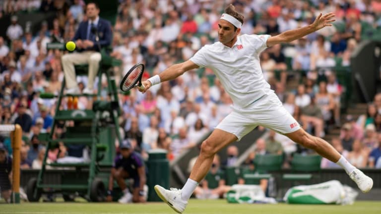 Le Suisse Roger Federer, à la volée face au Français Richard Gasquet, lors de leur match du 2e tour au tournoi de Wimbledon, le 1er juillet 2021 à Londres