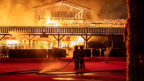 Des pompiers luttent contre les flammes qui détruisent le marché de Noël du Barcarès, le 11 novembre 2024