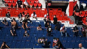 Des spectateurs de PSG-Celtic, au Parc des Princes le 21 juillet 2020