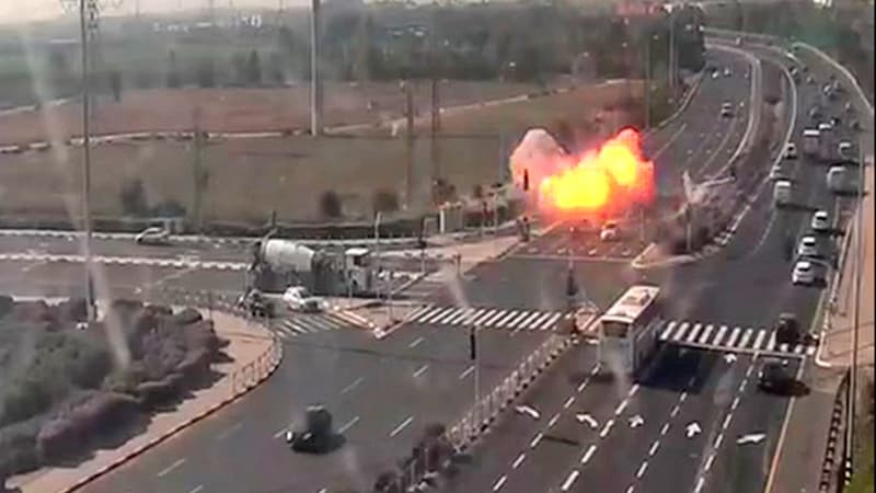 Une image de vidéosurveillance des caméras israéliennes montrant une roquette tomber sur une autoroute israélienne, ce mardi. 