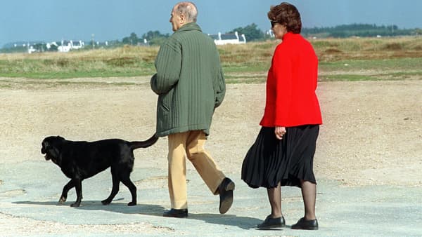 François Mitterrand et sa femme Danielle se promène avec leur chienne Baltique, sur la plage en 1994 à Belle-Ile, en Bretagne. François Mitterrand et sa femme Danielle se promène avec leur chienne Baltique, sur la plage en 1994 à Belle-Ile, en Bretagne.