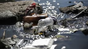 Des déchets plastiques sur les rives de la rivière Jukskei à Johannesburg, le 3 juin 2018 (Illustration)