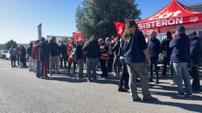 Un rassemblement devant le centre de courrier de Manosque (Alpes-de-Haute-Provence) pour dénoncer un "acharnement sur des militants CGT".