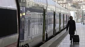 La SNCF prévoit de nouvelles perturbations du trafic ferroviaire ce mardi, 14e jour de grève d'une partie du personnel à l'appel de la CGT et de Sud-Rail. L'entreprise publique prévoit d'assurer mardi 85% des trains Transilien, 80% des TER en moyenne sur