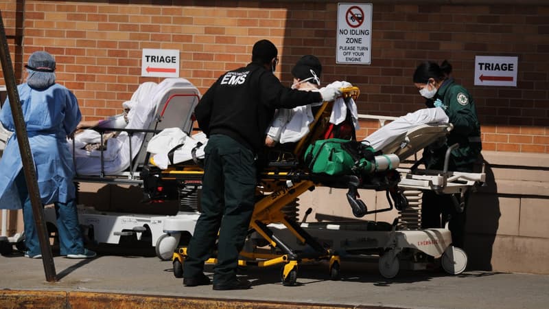 Patient atteint du Covid-19 conduit au Centre médical Maimonides à New York, le 16 avril 2020