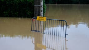 Un panneau routier indiquant "route inondée" à Pommeuse, dans le département de Seine-et-Marne, le 10 octobre 2024, après le passage de la dépression Kirk.