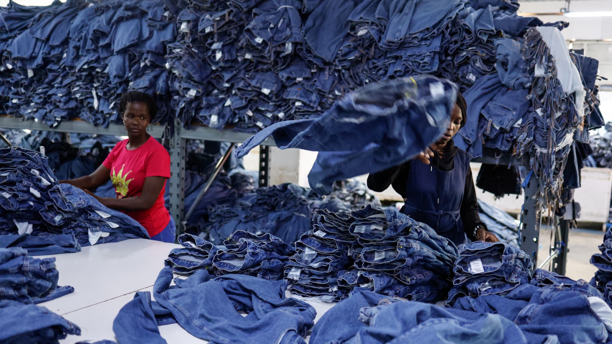 MENACÉE PAR LES DROITS DE DOUANE DE TRUMP QUI RISQUENT DE TRIPLER, CETTE USINE QUI PRODUIT DES JEANS LEVI'S AU KENYA VA LICENCIER UN MILLIER DE SALARIÉS
