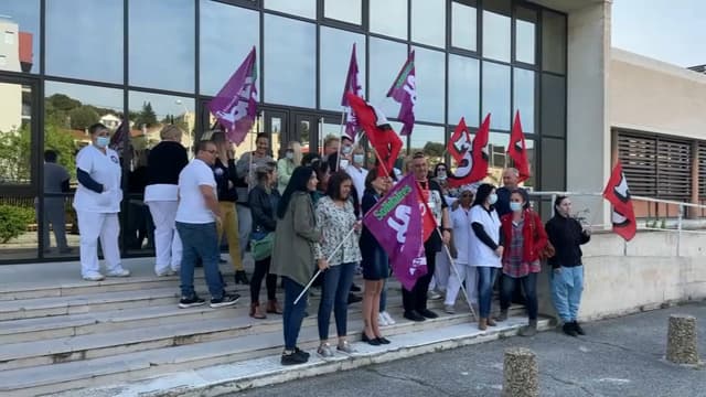 Des soignants manifestent devant l'hôpital Édouard Toulouse, à Marseille.