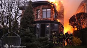 Une maison incendiée après une frappe russe à Dnipro, le 21 novembre 2024