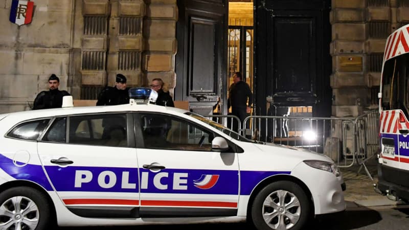 Des policiers se rendent au ministère des Relations avec le Parlement à Paris le 5 janvier 2019