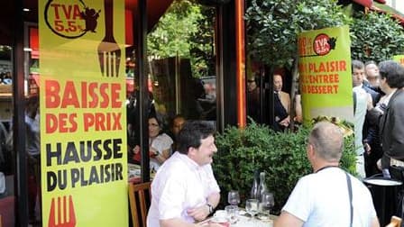 Les restaurateurs et le secrétaire d'Etat au Commerce, Hervé Novelli, se sont félicités de l'effet sur l'emploi de la baisse de la TVA dans le secteur, une mesure contestée pour son coût et son efficacité. Ils soulignent que le secteur des hôtels, cafés e