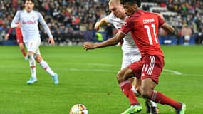 L'attaquant français du Bayern Munich Kingsley Coman, aux prises avec le défenseur danois de Salzbourg Rasmus Kristensen, en 8e de finale aller de la Ligue des Champions, le 16 février 2022 à Salzbourg
