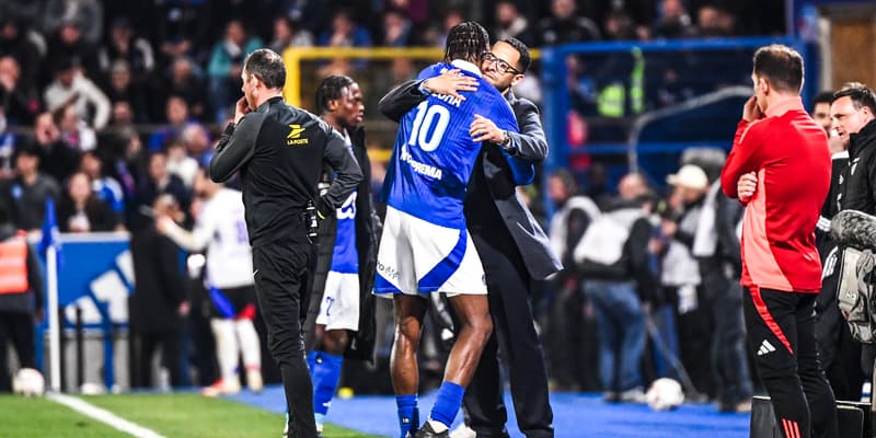 Emanuel Emegha et Liam Rosenior lors d'un match de Strasbourg en Ligue 1, le 28 mars 2025