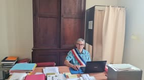 Daniel Carrier, maire de Val-Mont, commune de Côte-d'Or, dans son bureau. 