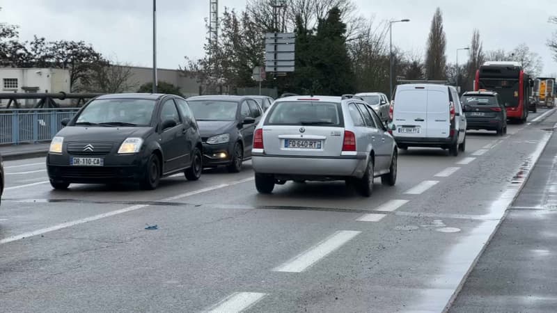 Lille: des manifestants installent un barrage filtrant au pont de Tournai, la circulation ralentie