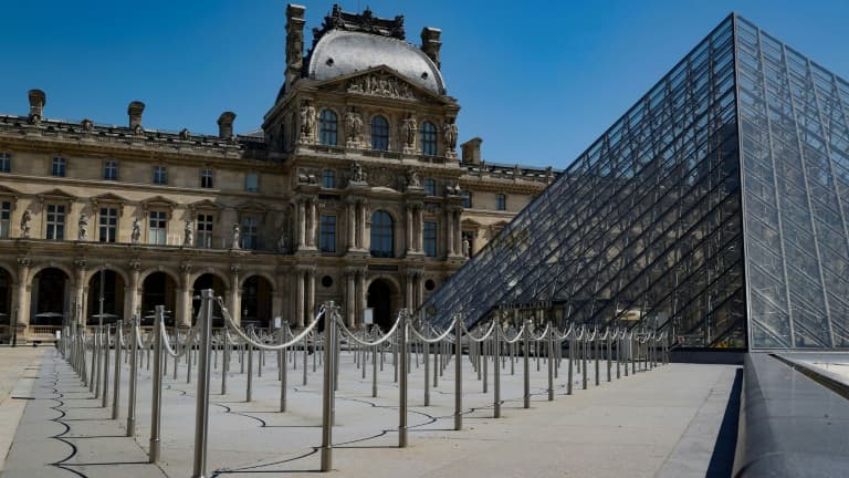 Le musée du Louvres, avec la pyramide de l'architecte Ieoh Ming Pei, le 23 juin 2020