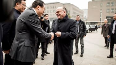 Bernard Cazeneuve est en visite en Chine.