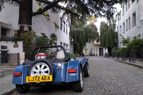 The dimensions of this Caterham make it a very small car: 3.1 meters long, 1.57 meters wide and 1 meter high.