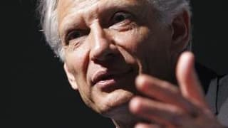 Dominique de Villepin estime que suspendre provisoirement les accords de Schengen, comme le suggère la France pour faire face à un afflux d'immigrés clandestins, serait "une erreur". /Photo prise le 25 mars 2010/REUTERS/Vincent Kessler