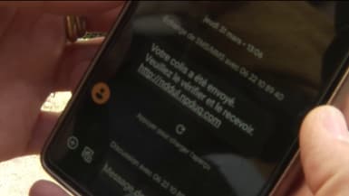 Une personne ayant reçu un message de "phishing" sur son téléphone, photo d'illustration.
