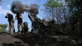 Des militaires ukrainiens tirent un obus depuis Kharkiv le 1er août 2022