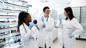 Des apprentis à l'école des senteurs de la multinationale spécialisée dans les senteurs des produits du quotidien Symrise, le 8 juillet 2025 à Holzminden en Allemagne. 