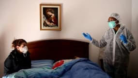 Une religieuse, médecin, rend visite à des patients près de  Bergame en Italie le 27 mars 2020.