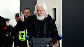 Le militant anti-chasse à la baleine Paul Watson à son arrivée à l'aéroport Roissy-Charles de Gaulle, près de Paris, le 20 décembre 2024.