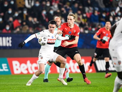 Enzo Le Fée face à Lovro Majer lors de Rennes-Lorient en Coupe de France